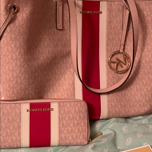 Michael Kors tote and matching wallet! - Picture 7 of 8